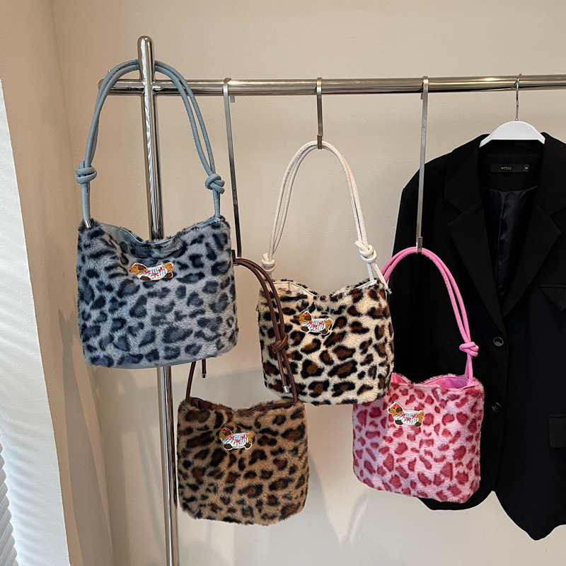 2024 invierno nueva gran capacidad impresión leopardo bolso cuadrado bolso de viaje de peluche bolso de cubo de peluche bolso