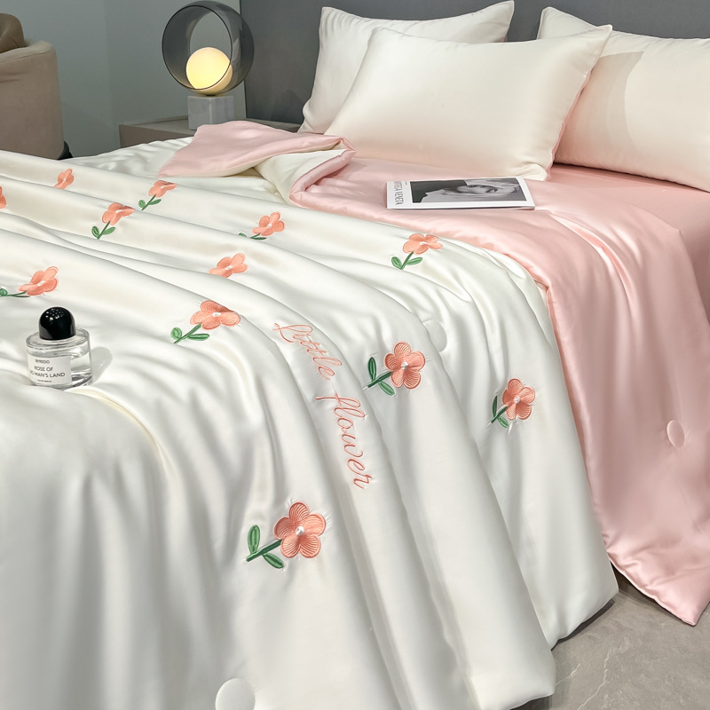 Juego de cuatro piezas de cama de edredón fresco de verano de seda helada 2025 nuevo juego de tres piezas de ropa de cama y sábanas individuales de verano de alta gama de lujo ligero