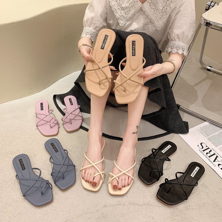 Hausschuhe im Feenstil, neue Oberbekleidung für Damen im Sommer 2024, koreanische Version, schlichter und schmaler Riemen mit quadratischer Zehenpartie und flachem Boden_voghion.com