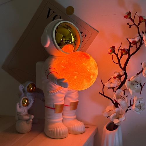 Astronaut Hugging Starry Sky Bluetooth Speaker Creative Gift Dreamy Painted Annual Meeting Gift Space Person Romantic Gift