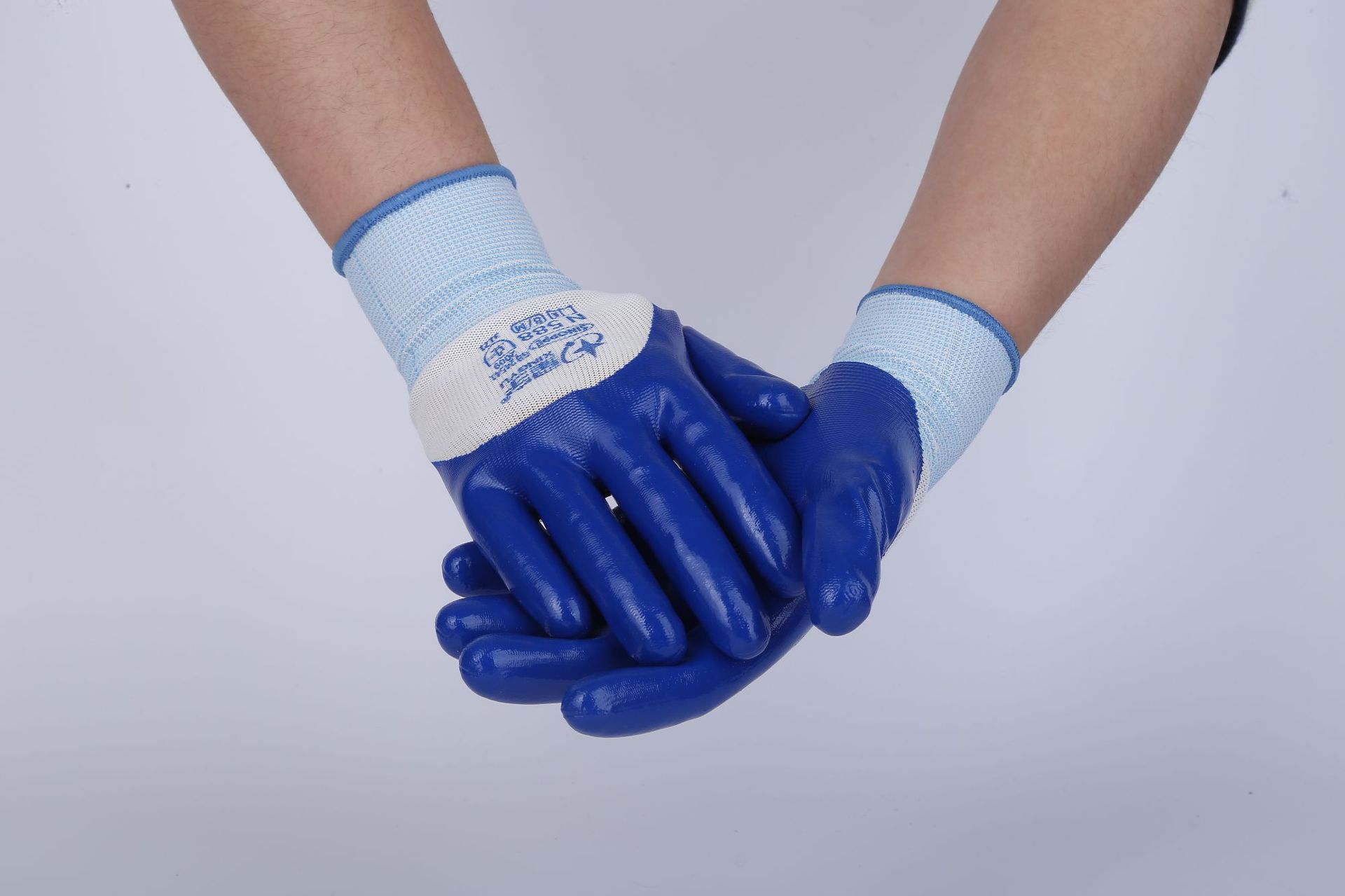 Guantes impregnados de nitrilo en stock al por mayor Xingyu guantes de protección laboral guantes de nitrilo de inmersión total guantes de goma de nylon de 13 pines