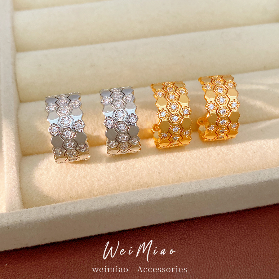 18K oro real chapado agujas de plata zircon hexagonal en forma de C aretes personales de viento frío aretes ligeros de lujo alta sensación de aretes