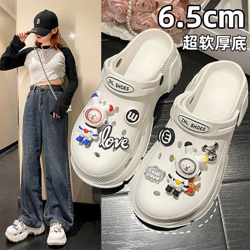 2026 New Style Thick-Soled Clogs for Women, One-Piece Design, Summer Outdoor Wear, Height-Increasing, Non-Slip Platform Closed-Toe Sandals
