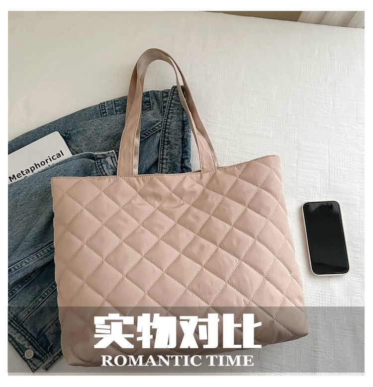 A new large-capacity diamond-shaped commuter handbag and fashionable single-shoulder tote bag for women in the niche cotton-padded jacket bag for autumn and winter 2024 Application Scenario