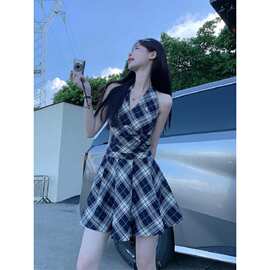 复古黑白撞色格纹挂脖连衣裙女夏季无袖v领背心裙子百褶裙a字短裙