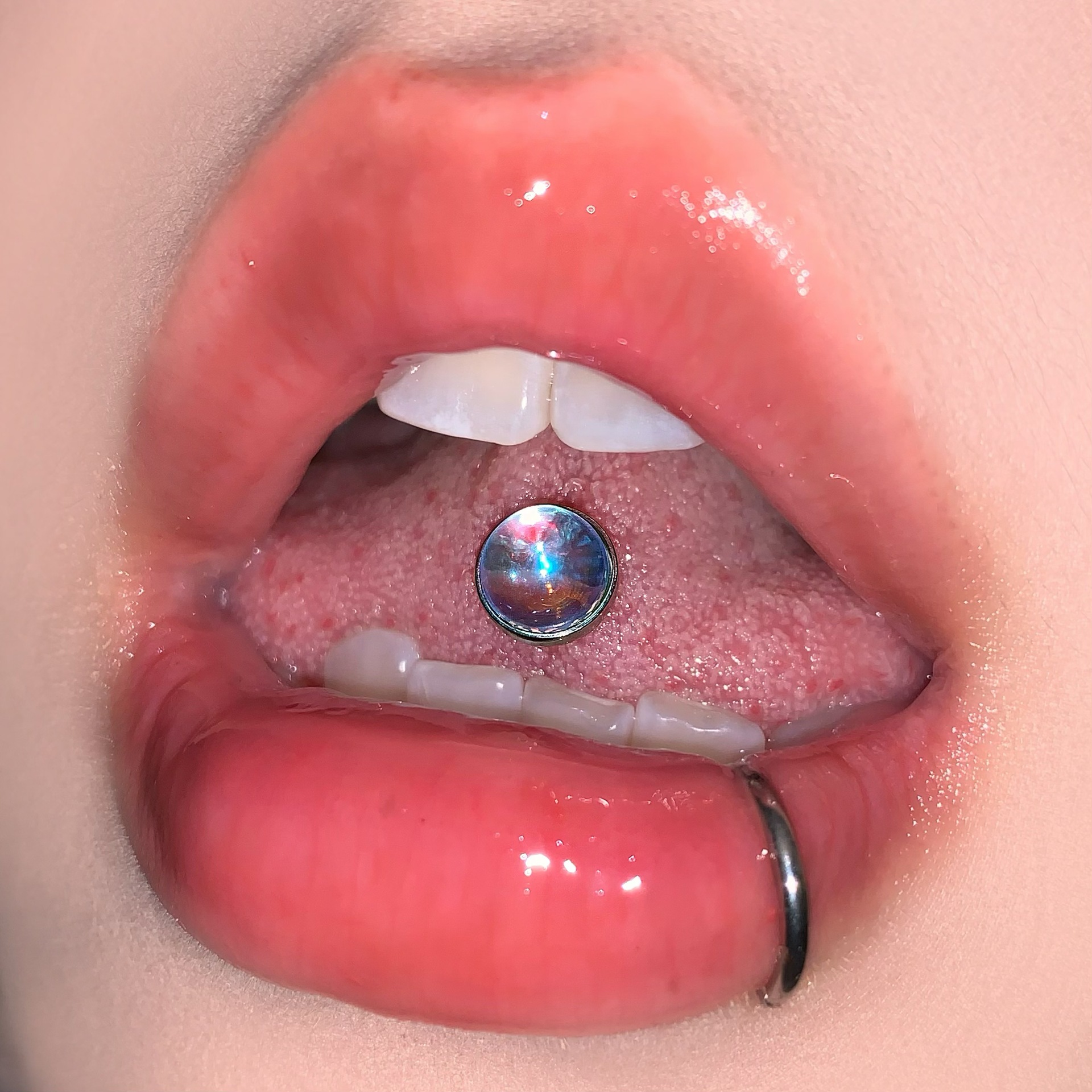16G labret stud size and finish detail