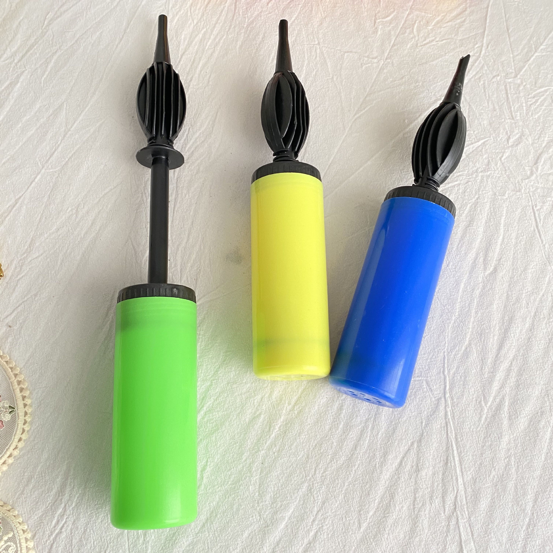 Inflatable balloon pump, mixed color, manual plastic pump, portable inclined balloon pump, factory wholesale