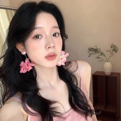 リゾート風ピンクの甘い花のイヤリングの女性の大衆はビーズのイヤリングの海辺の独特な誇張のネットの赤い耳飾りを設計します。