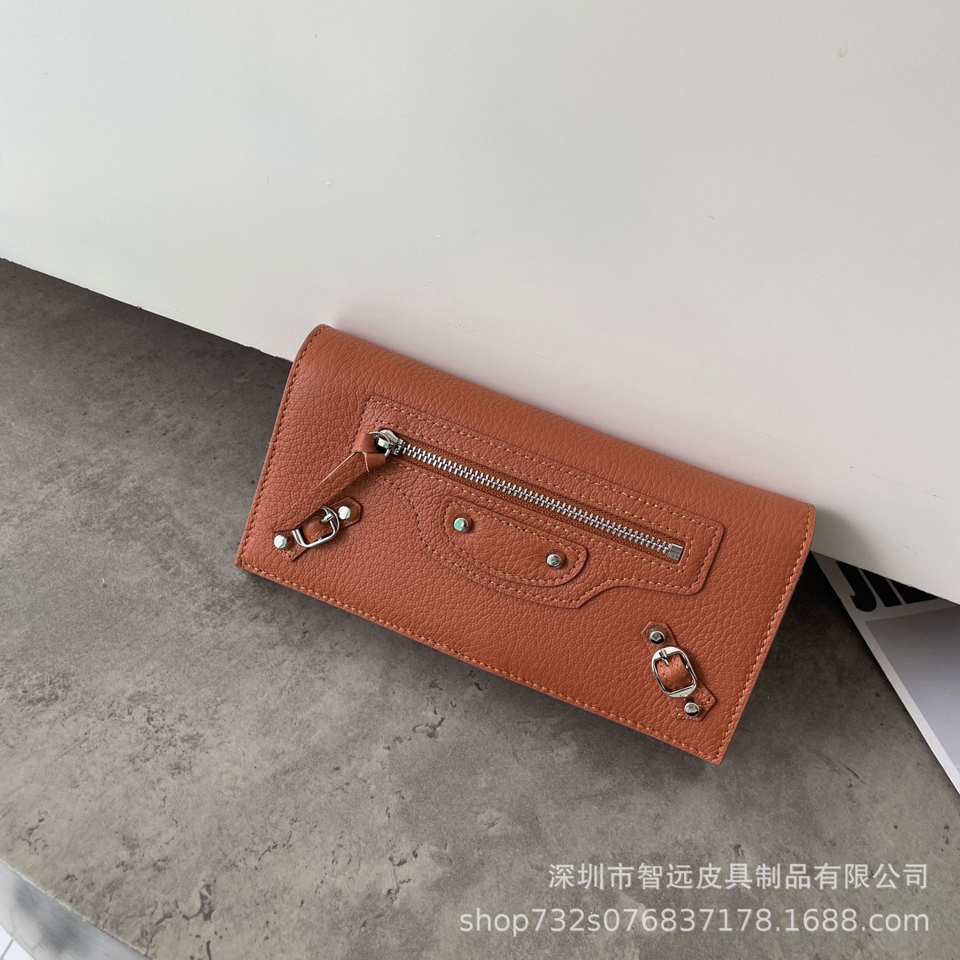 체인이 달린 골든 브라운