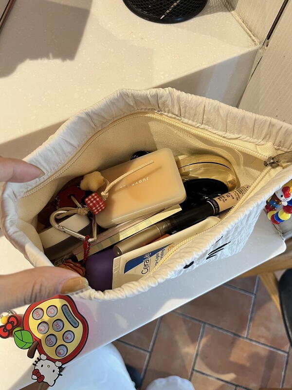 新しいオリジナル刺繍キティ収納バッグ、大容量化粧品バッグ、ポータブルな質感の手持ちトイレタリーバッグ|undefined