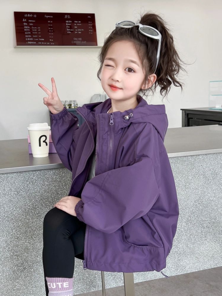 Niñas encapuchadas trajes de asalto a prueba de viento 2025 nuevos niños primavera y otoño estilo exterior casual niñas chaqueta deportiva al aire libre