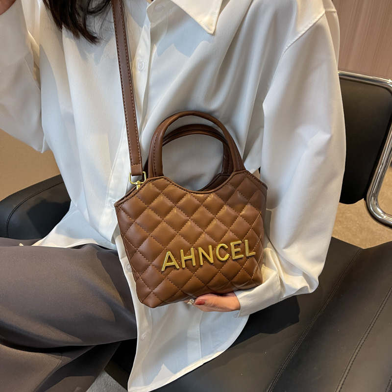 Le borse popolari di quest'anno per le donne 2023 piccola borsa a catena di diamanti stile profumato versatile borsa a tracolla borsa a secchiello portatile di fascia alta_voghion.com