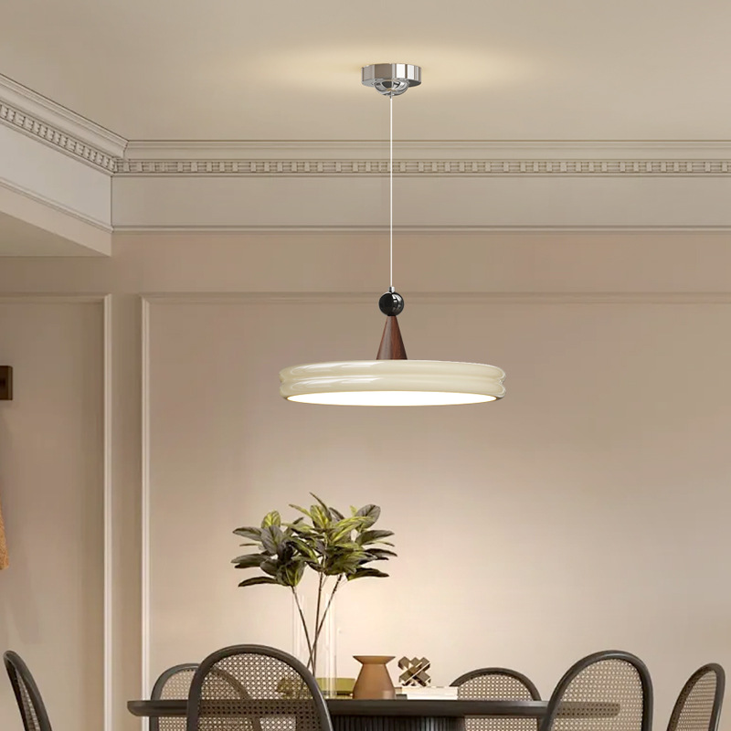 Mesa de comedor dormitorio diseñador francés ambiente sensación de luz comedor bar medieval platillos voladores lujosos estudio candelabros diseño crema