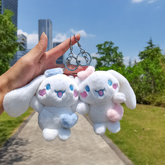 ぬいぐるみの玉桂犬はストラップを貼っています。
