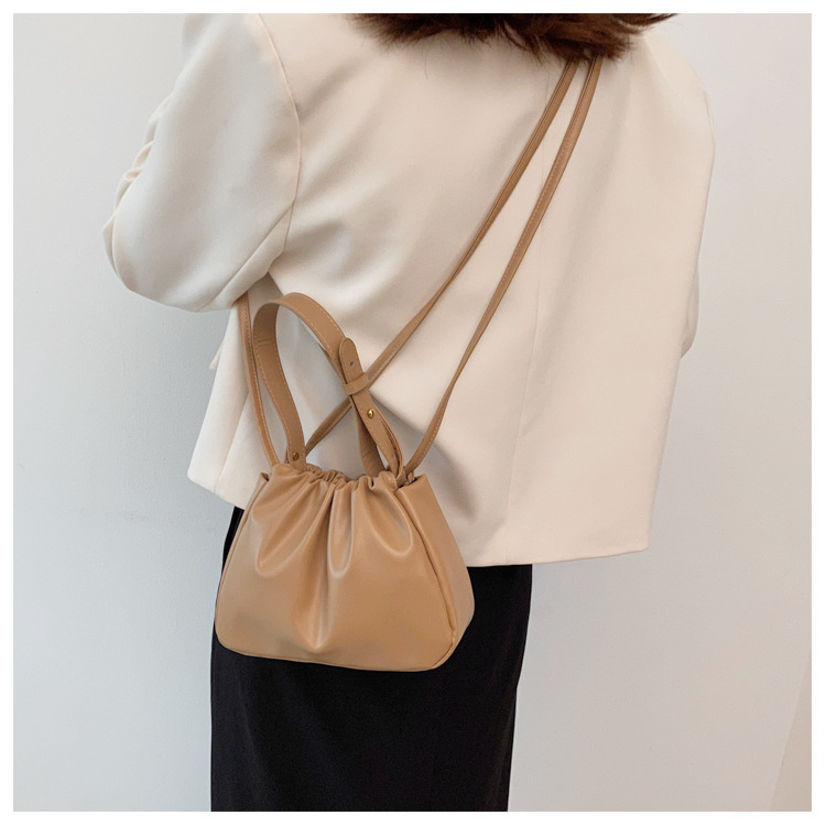 Femmes Petit Faux Cuir Couleur Unie Mode Seau Chaîne De Caractères Sac Bandoulière display picture 8