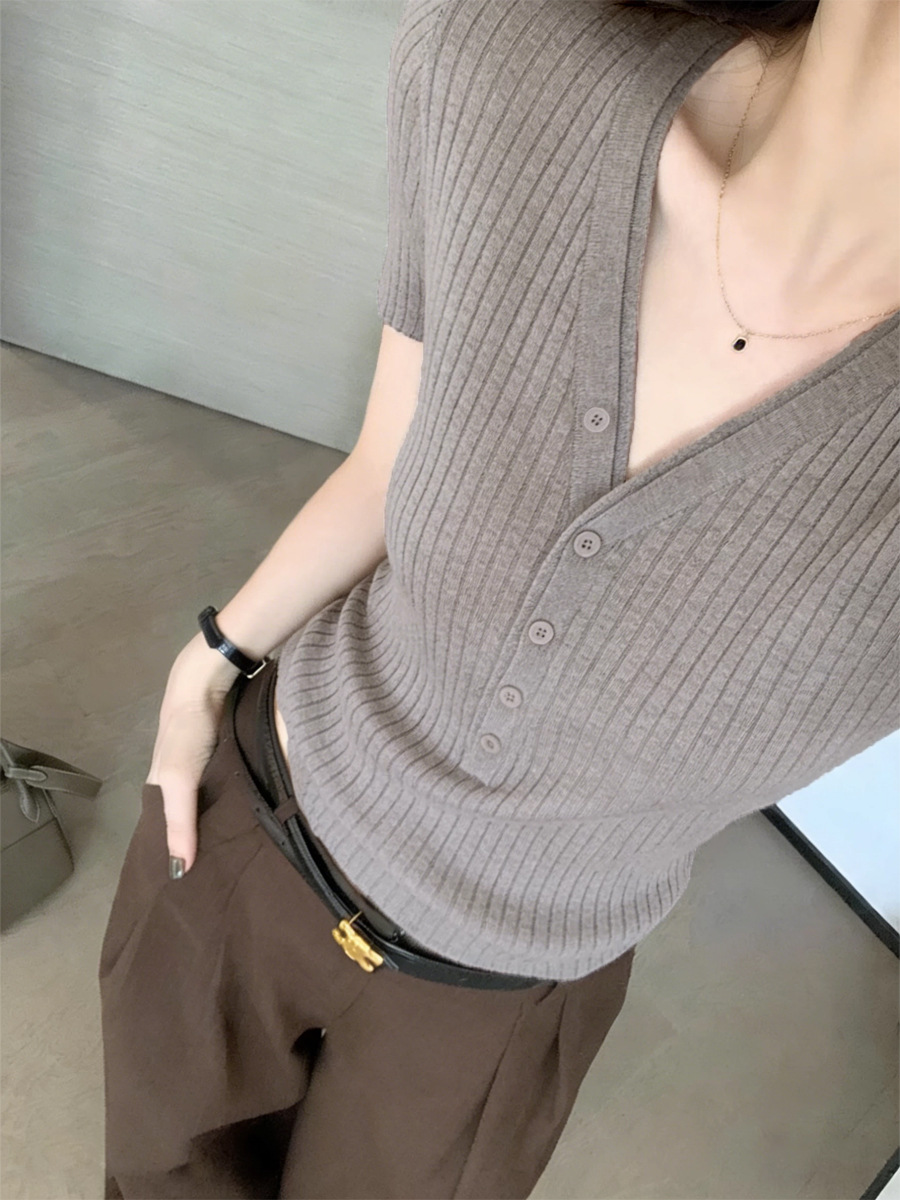Áo thun nữ cổ V sọc kẻ phong cách Old Money, tay ngắn, dáng thẳng vai — màu đen, Xám cacbon, màu trắng, Màu yến mạch