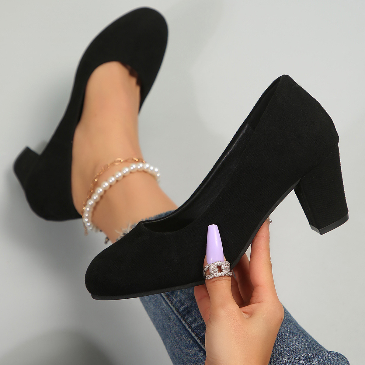 Elegante dames pumps van suède met blokhak voor op het werk_voghion.com