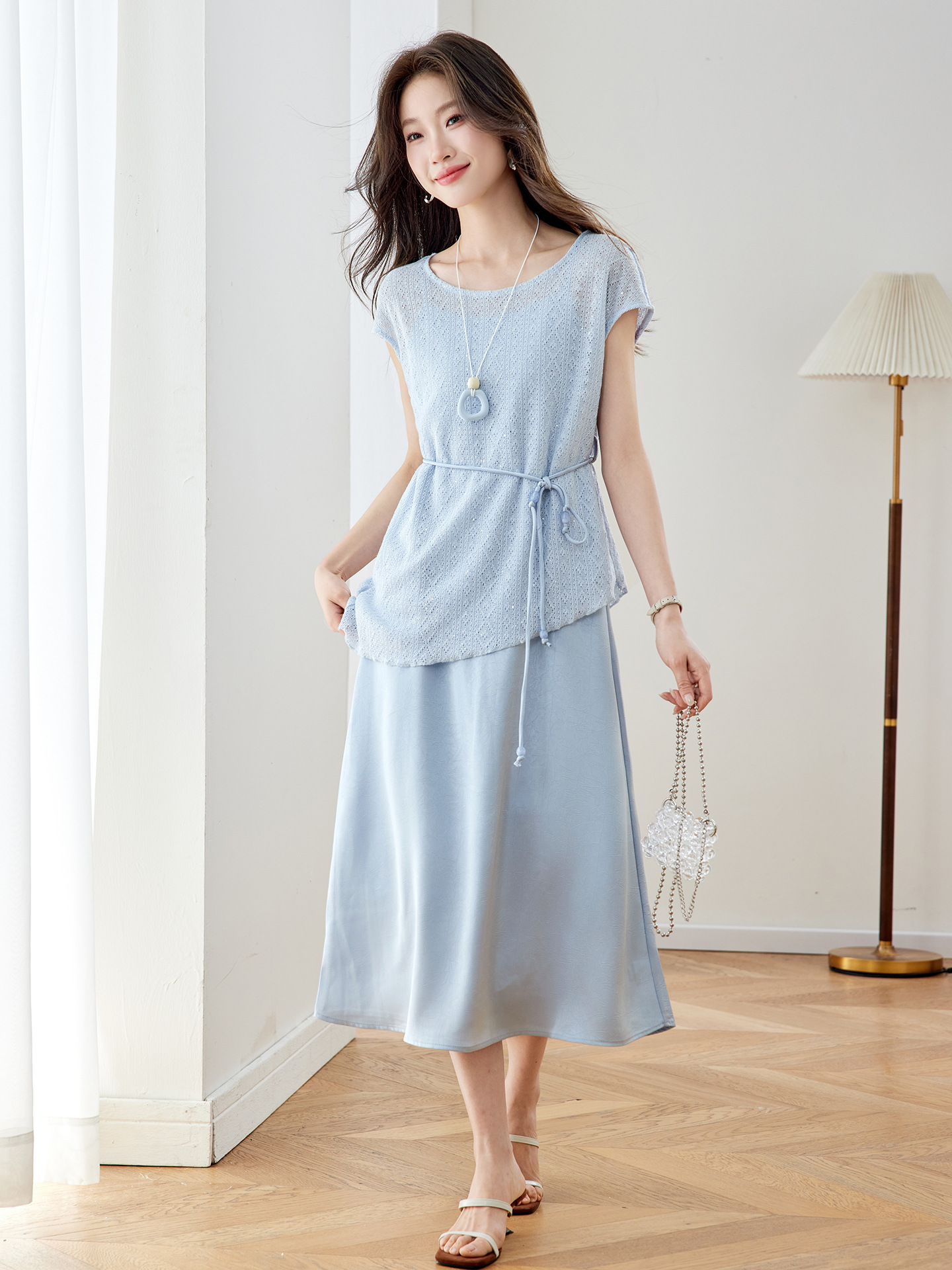 Bộ đầm maxi nữ hai mảnh gồm váy dài và áo khoác ngoài mỏng, phối dây mảnh, thiết kế suông nhẹ tôn dáng — xanh lam