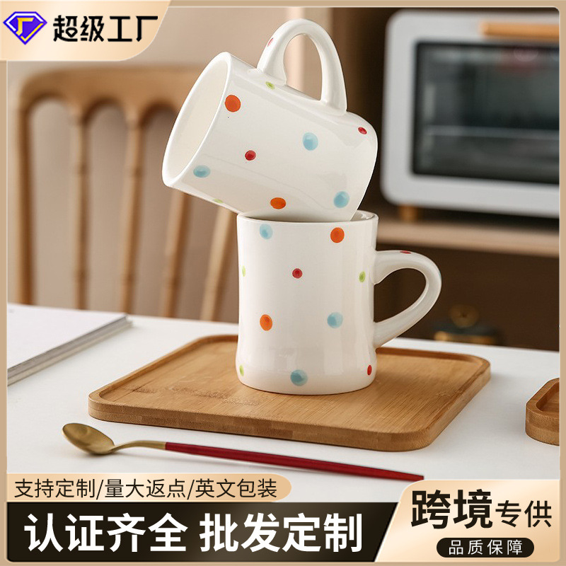 Hermosas tazas de Navidad pintadas a mano creativas lindas tazas de cerámica esmaltadas con tazas de dibujos animados de color con cucharas tazas de desayuno