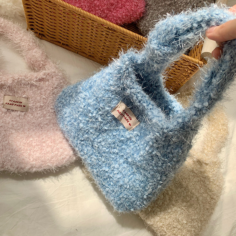 Bolso de mano de punto 2025, otoño y invierno nuevo color sólido versátil bolso de peluche suave, bolso de hombro, bolso de mano