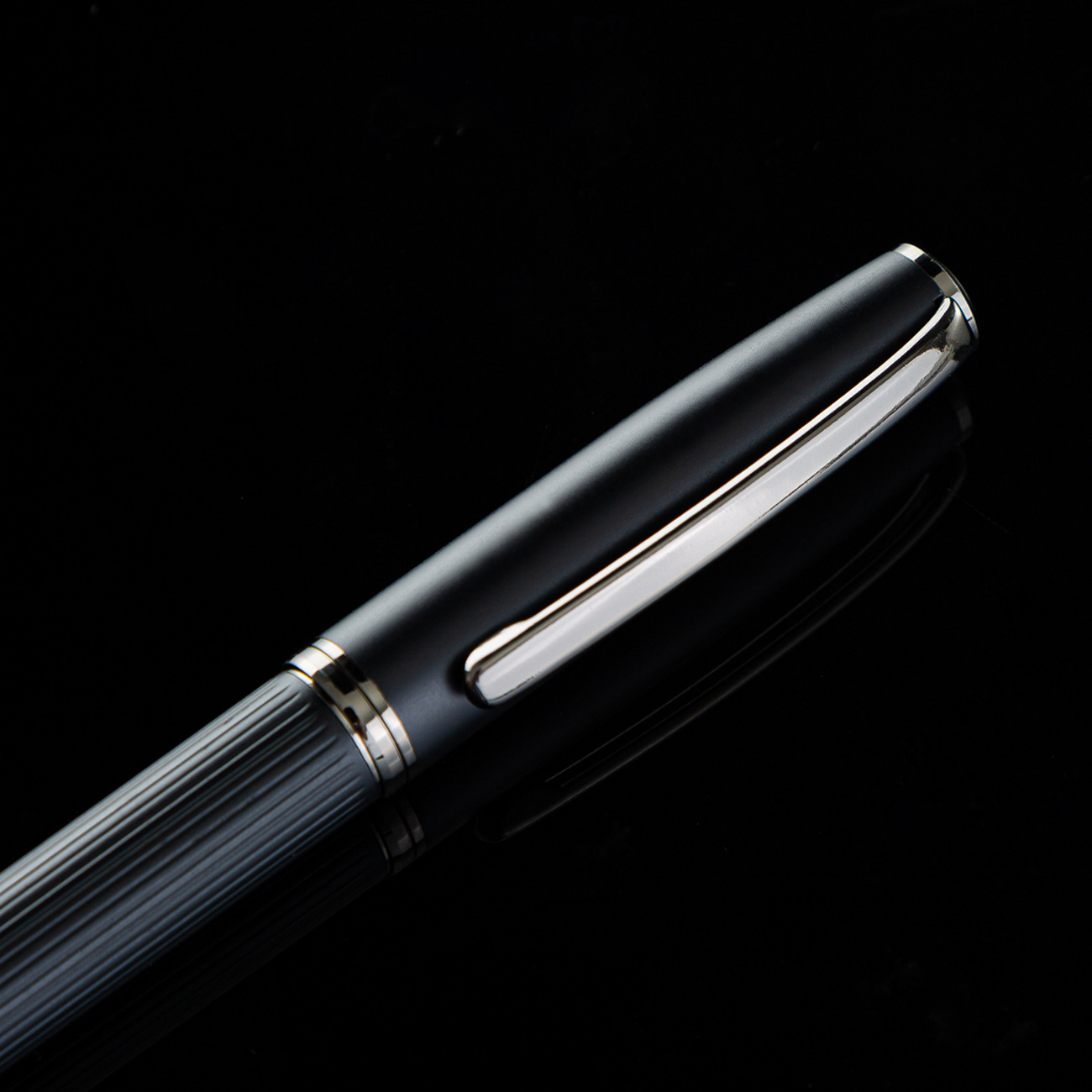 Bolígrafo de metal giratorio en stock mayorista negro puede imprimir logotipo bolígrafo de hilo negro bolígrafo de regalo