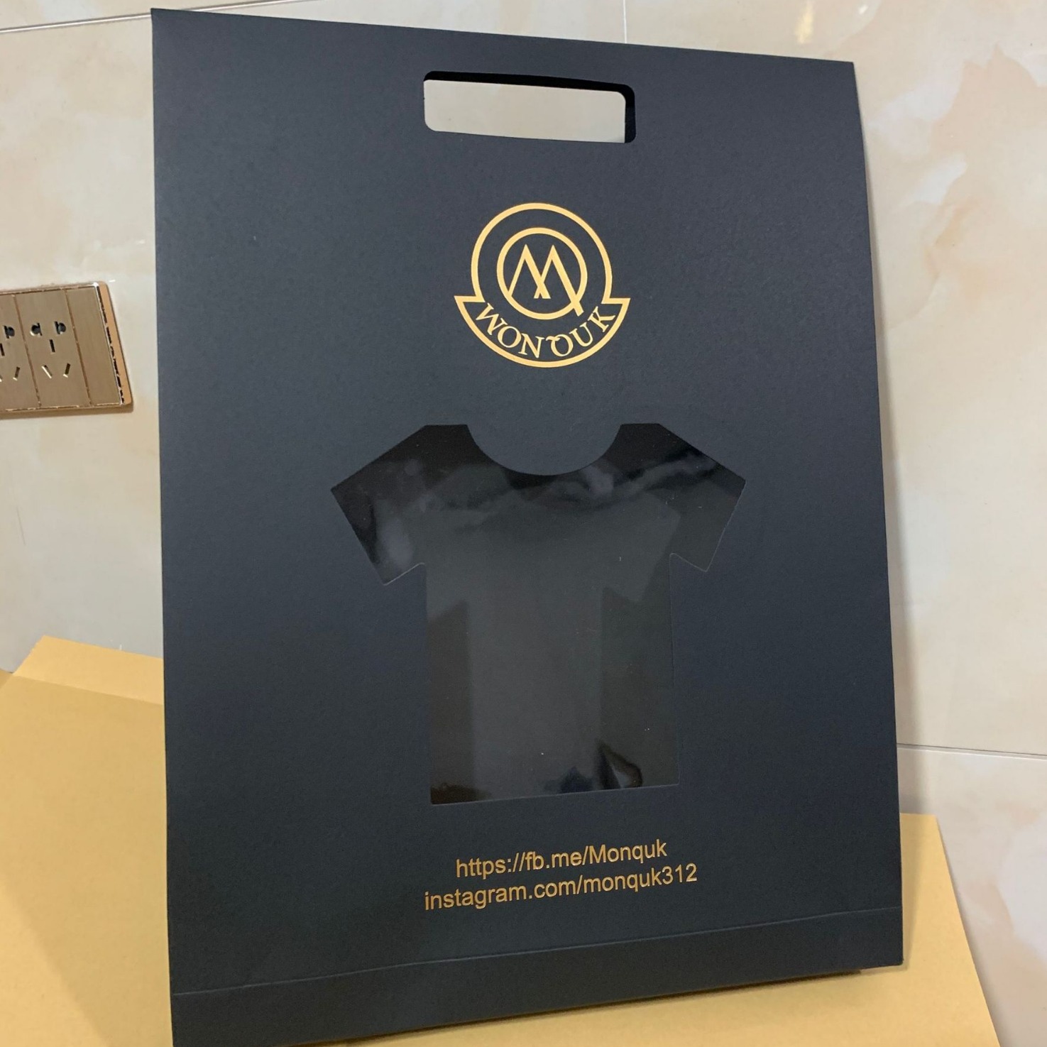 T恤包装纸袋 黑卡纸烫金手提袋 魔术贴封口包装纸袋