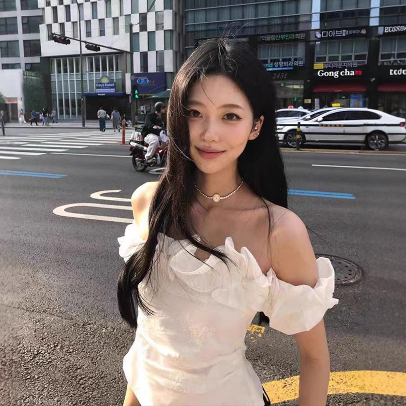 French-Style Rolled Edge White Off-Shoulder T-Shirt for Women, Summer High-End Light Luxury, Age-Reducing, Stylish, Slim-Fit, Slimming Top French-Style Rolled Edge White Off-Shoulder T-Shirt for Women, Summer High-End Light Luxury, Age-Reducing, Stylish, Slim-Fit, Slimming Top