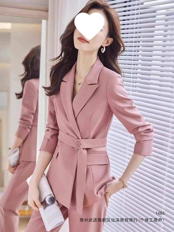 Women's two-piece suit set, perfect for spring and autumn, exuding a sophisticated and elegant vibe, suitable for socialites and office ladies, with a slimming waist and a youthful look.