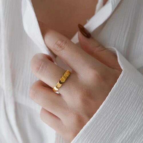 Super shiny exquisite rhombus multi-faceted ring for women, simple cold style high-end design Valentine's Day gift