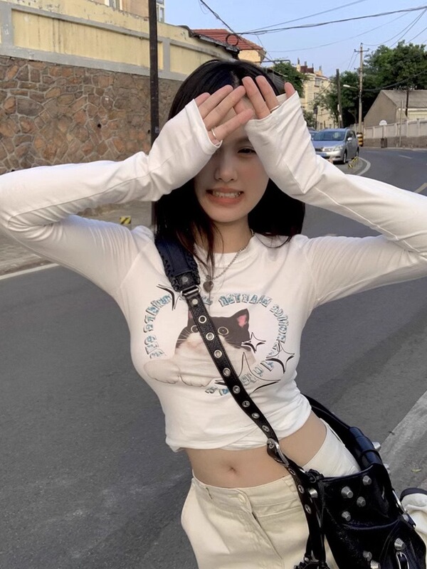 アメリカのギャル長袖の底の上着の2024春秋の新型のプリントの猫の正肩の丸首のtシャツは身を修めるのがやせています。|undefined