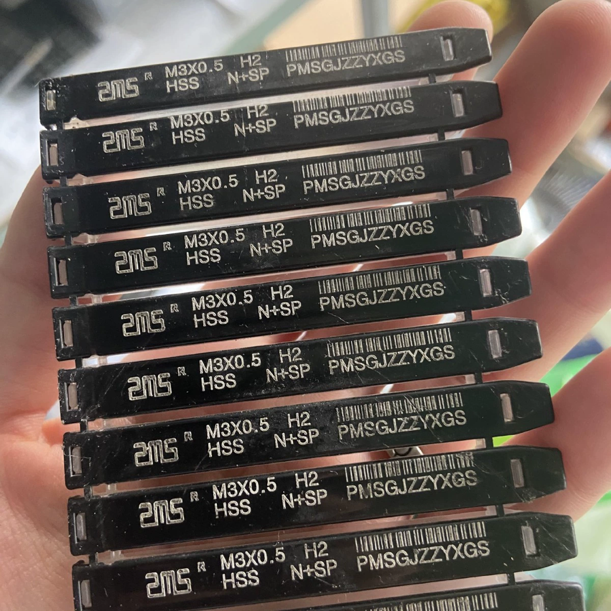 Pumusen Spiral Tap M3 Высокоскоростная сталь 6542 день Стандартный титановый металлизированный кран с глухим отверстием