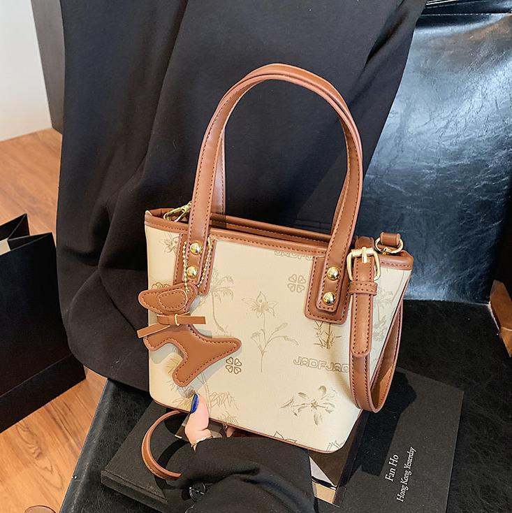 Bolso de mano caliente de tendencia universal para mujeres 2025 nuevo popular bolso de hombro explosivo sensación alta bolso de cubo coreano