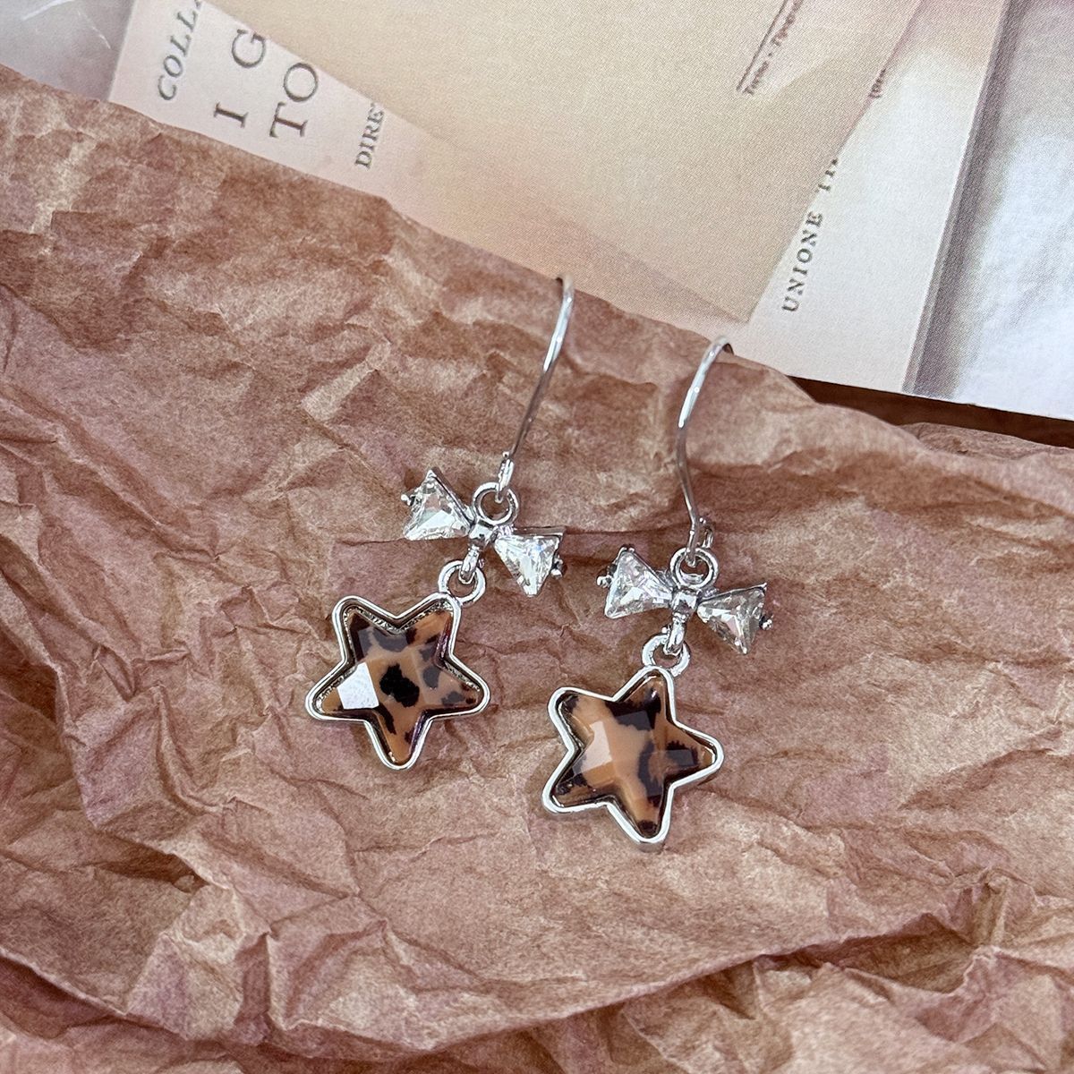 2025 nueva línea de orejas de pierna de estrellas nicho de diseño femenino lujoso temperamento ligero alto aretes de aretes de aretes de aretes