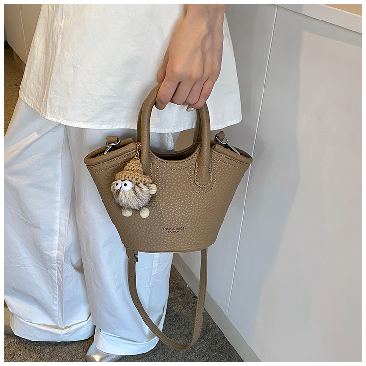 Hand held bucket for women 2024 new Korean version Instaram trendy fashion versatile shoulder simple niche crossbody_voghion.com