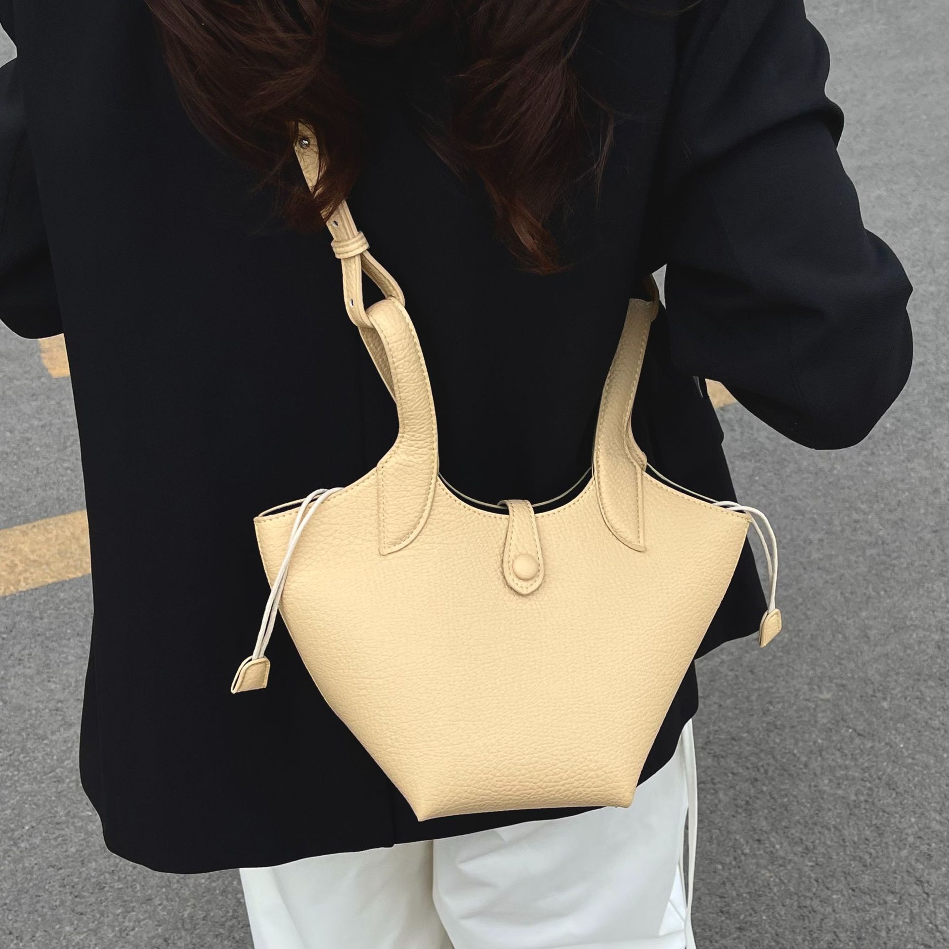 Bolsa de axila de textura de nicho Bolsa de mujer 2025 primavera nuevo bolso de cubo bolso de canasta de mensajero de un solo hombro simple