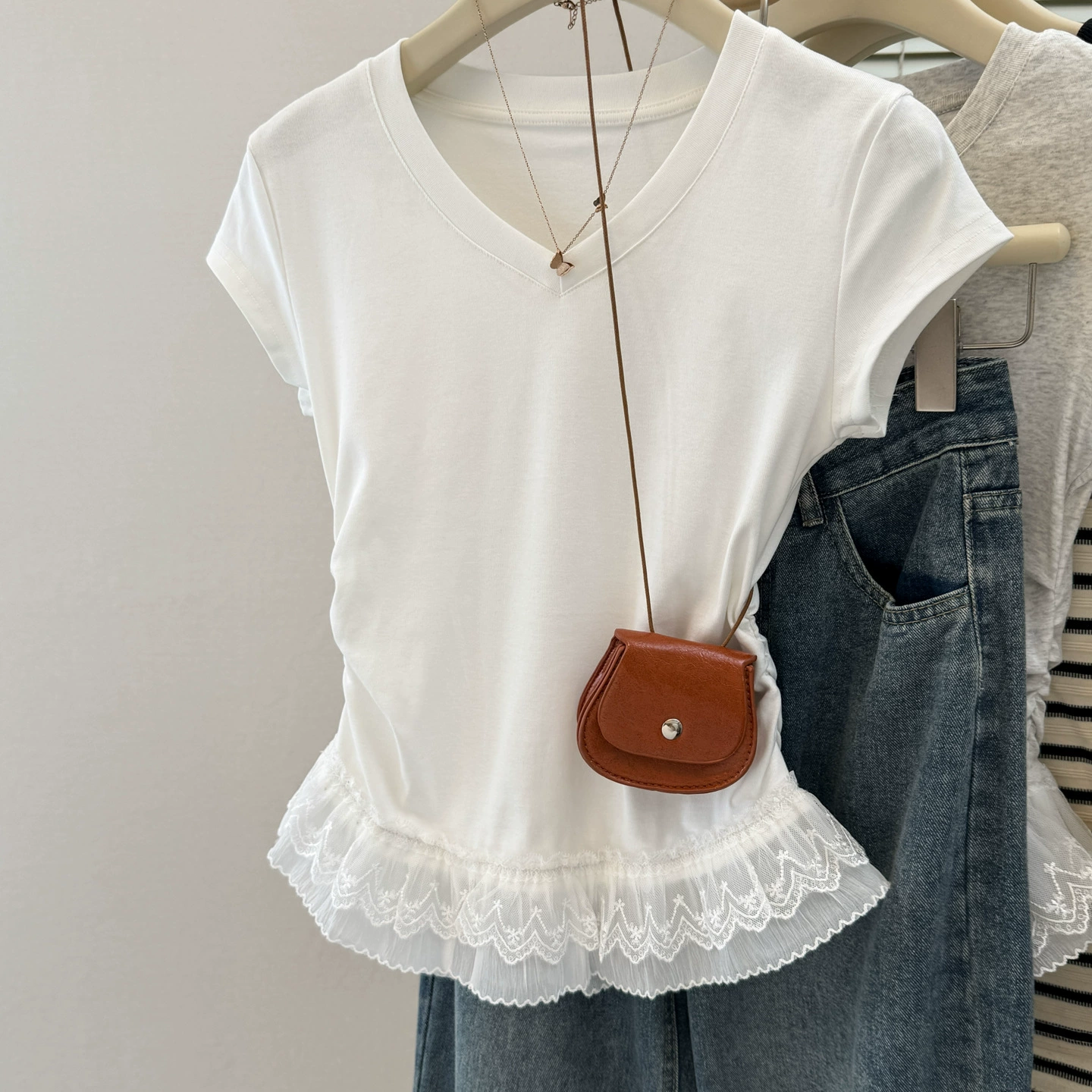 白色V领正肩蕾丝边拼接短袖T恤女夏季韩版修身设计感小众半袖上衣