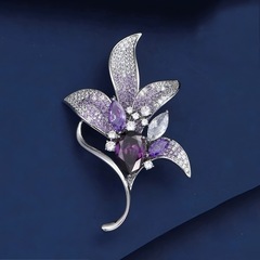 絶妙なマグノリアの花のブローチ、ハイエンドのフェミニンで豪華なクリスタルのコサージュ、軽くて豪華なニッチデザインのブローチ、スーツ