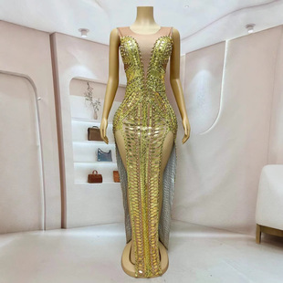 �W��Ů�b�S��ɫ���A�M荾W�����_��߼����B��ȹŮ�����Ɍ����Y��