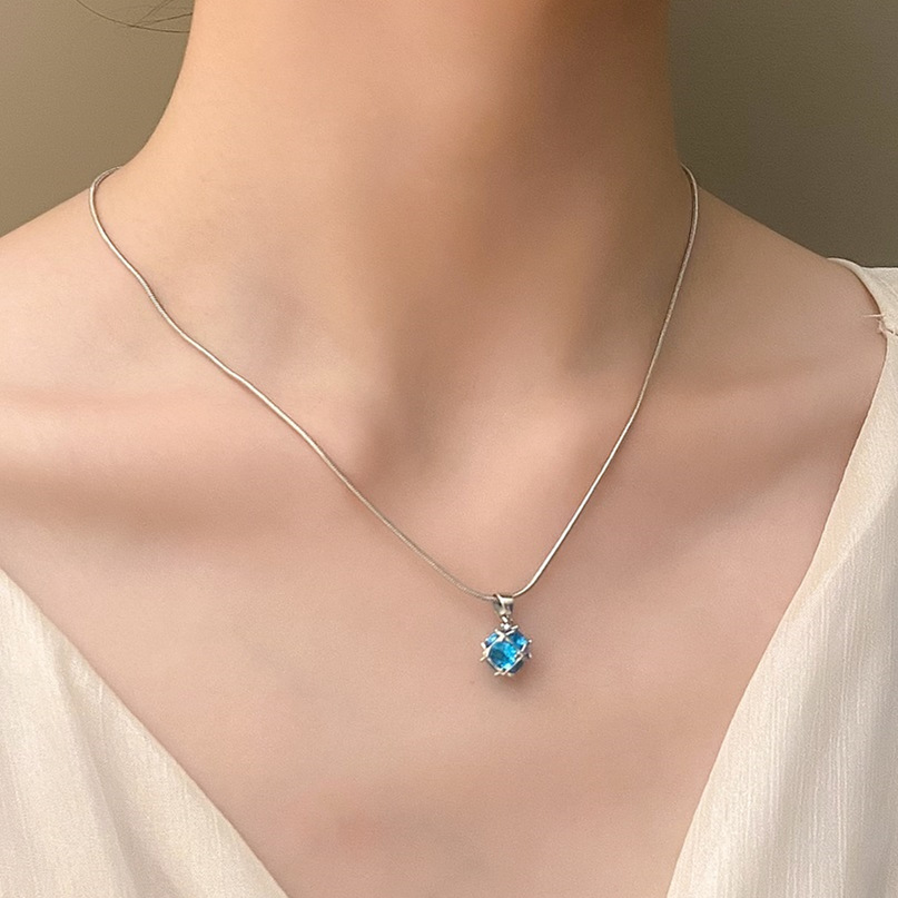 Fashion Geometric Copper Inlaid Zircon Pendant Necklace