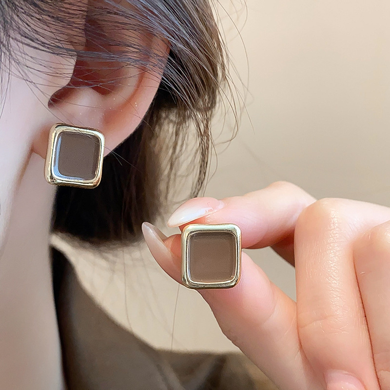 Pendientes de perlas asimétricas con cuernos de diamantes súper parpadeantes de plata Pendientes de nicho de viento frío femenino Pendientes de lujo ligero de alta calidad