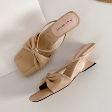 绝美~显腿长百搭裸色蝴蝶结异形坡跟外穿拖鞋2025方头露趾凉鞋女