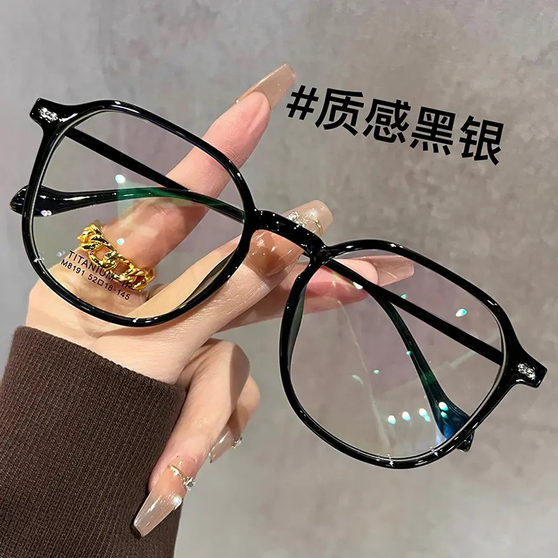 Stylish large-frame, high-definition, blue-light-blocking reading glasses for women, ultra-lightweight, trendy, in a cool tea color, with a high aesthetic appeal, and a slimming effect, offering a clear, uncorrected vision