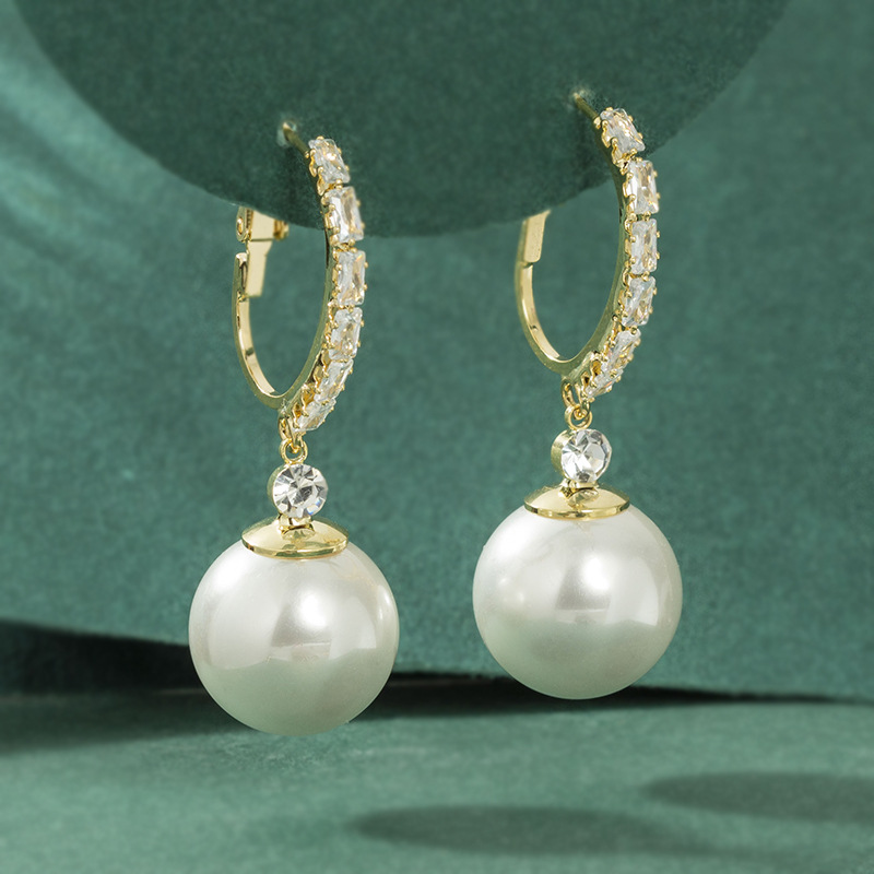 Elegant universal sophisticated earrings