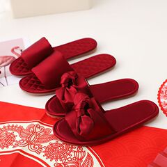 結婚スリッパの女性の夏の新婚カップルのお祝いの赤いペアは花嫁の絹織物の赤い結婚靴の男と結婚します。