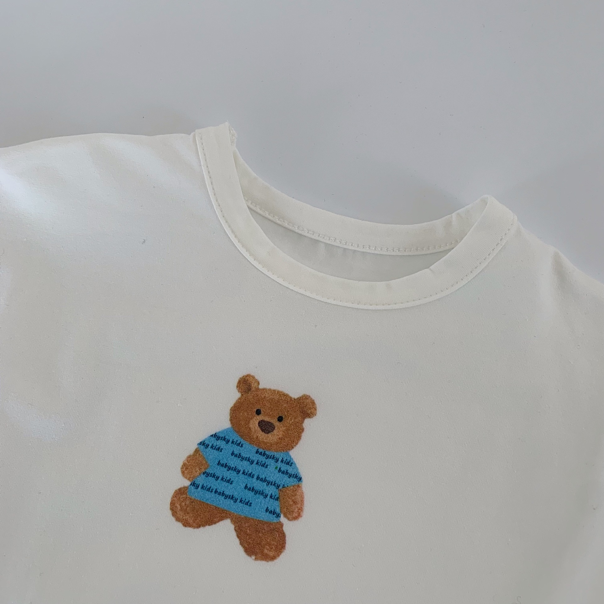 Camiseta infantil de Mai Bao 2025 otoño simple lindos osos de cuello redondo fondo suéter de manga larga t