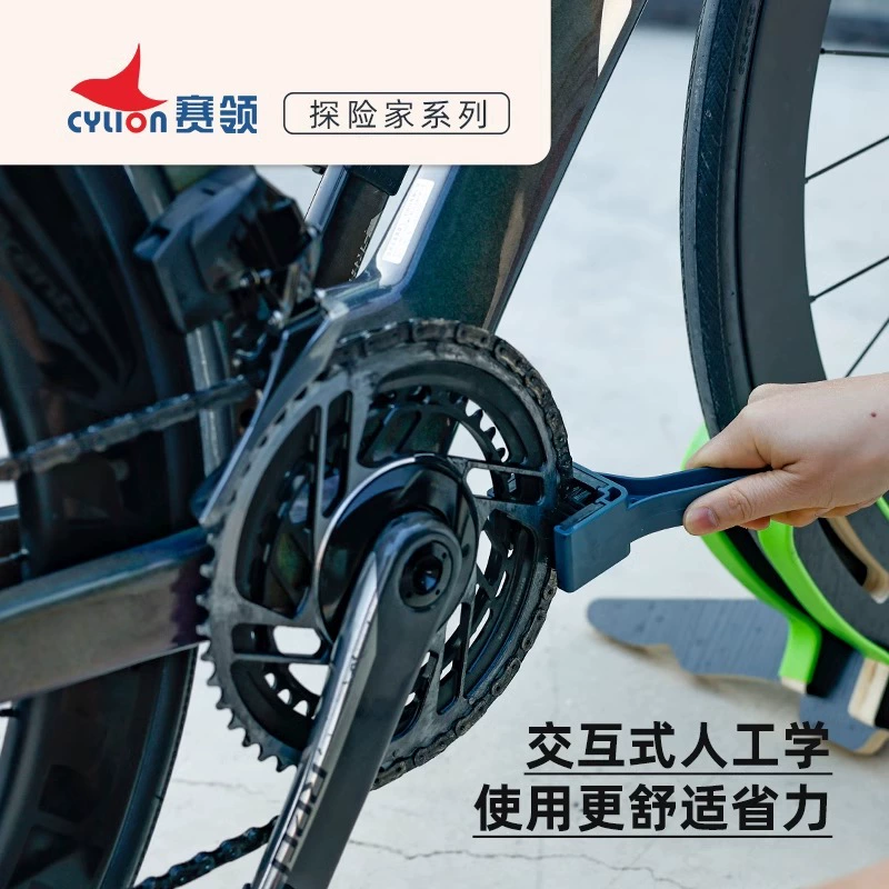 Universal bicycle chain cleaner, bike cassette