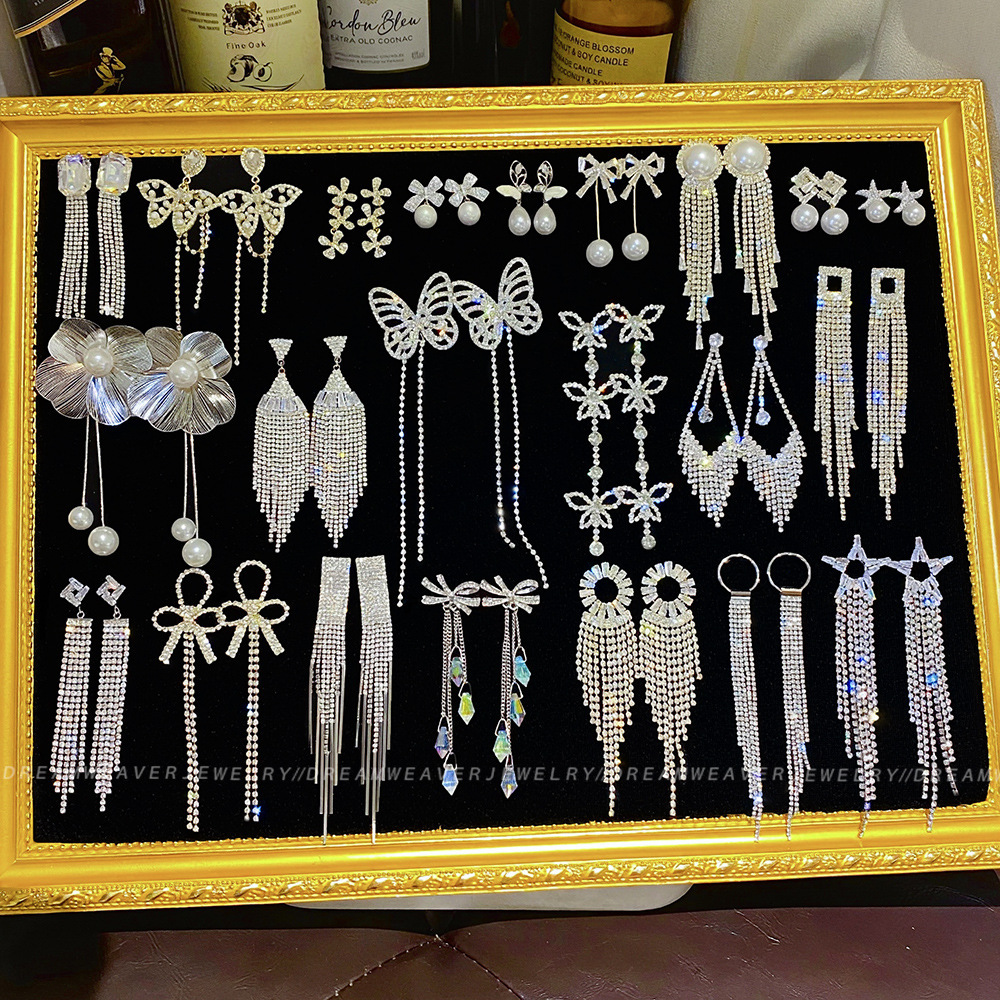 Universal geometric earrings