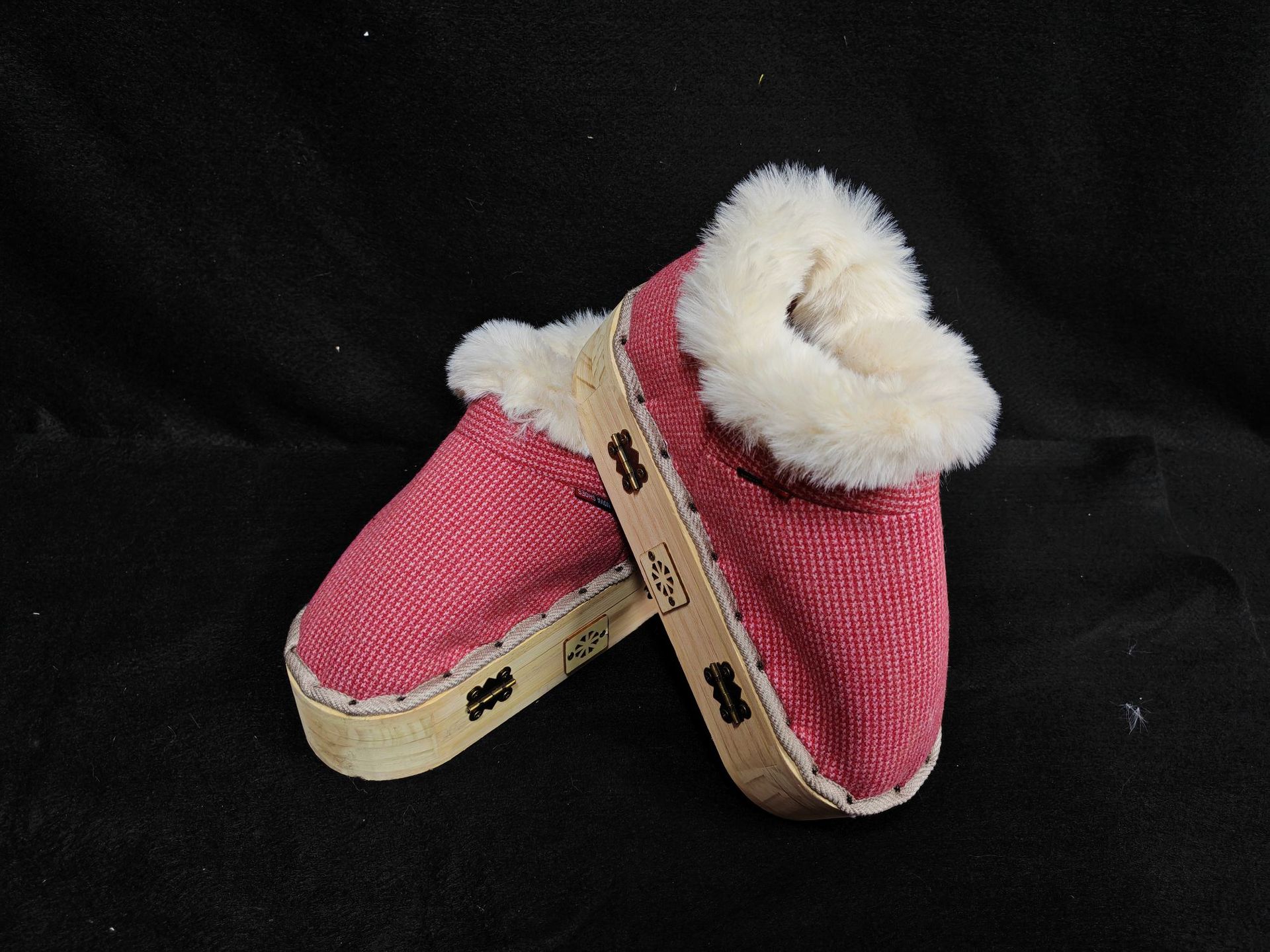 Moxa Warming Boot Wooden Moxibustion Shoe with Ai Ye Moxa Stick for Foot Sole Heat Therapy 800g in use
