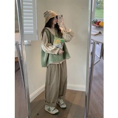 日系ベストは上着セットの大襟シャツを重ねています。