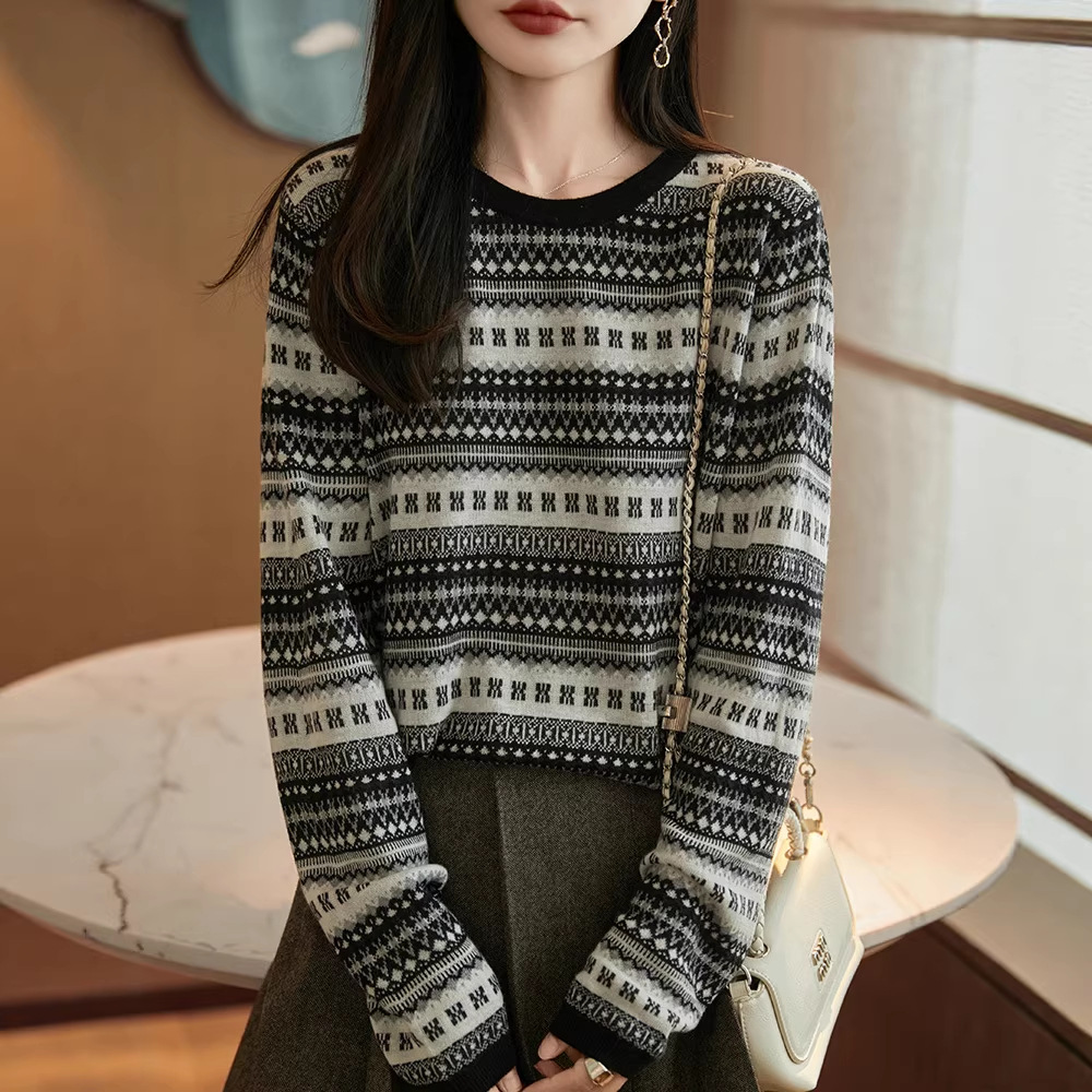 Áo len cổ tròn họa tiết Fair Isle dệt nổi mỏng nhẹ — đen